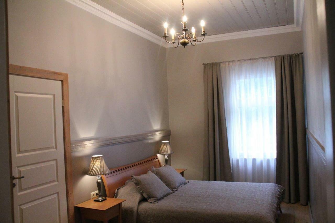 Meke Hotel Mustkalni Kültér fotó